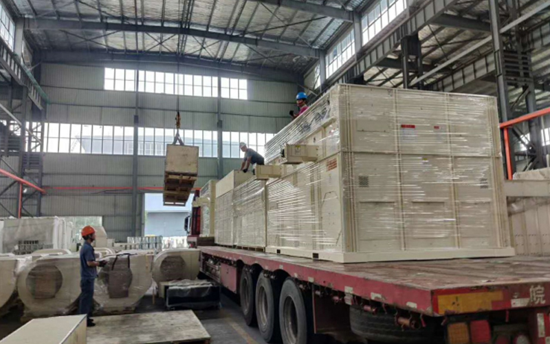 Komponen pengering biji-bijian FMWorld sedang dimuat ke truk di pabrik
