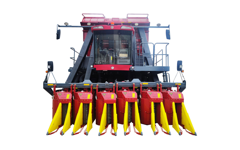 Alat pemetik kapas merah dan hitam enam baris dengan unit baris kuning, siap dipanen.