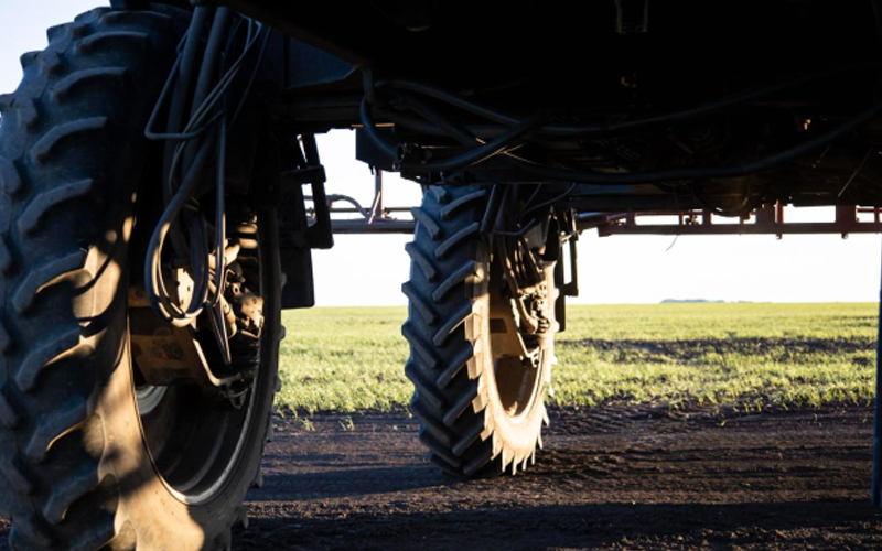 Traktor khusus untuk perawatan lahan dari gulma dan hama